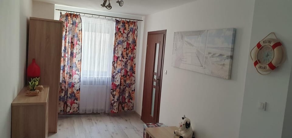 Photo of the whole room, Bedroom, wardrobe