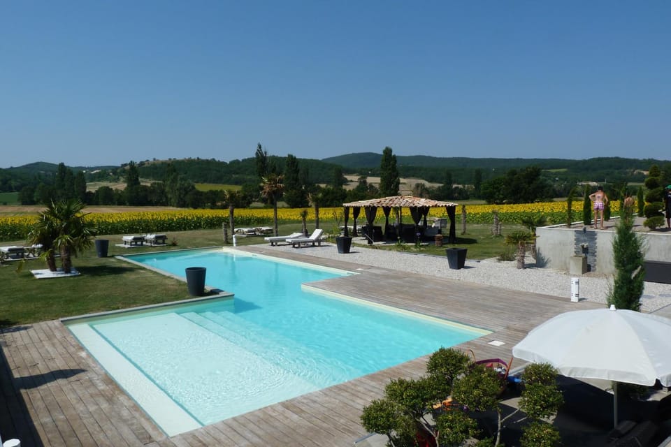 Day, Pool view