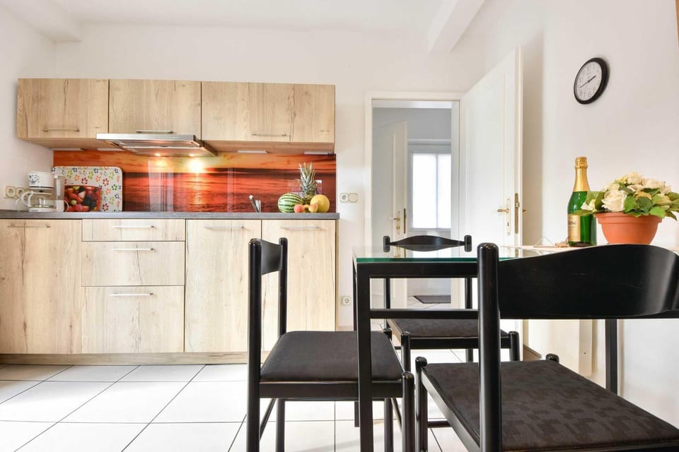 Kitchen or kitchenette, Dining area, stove