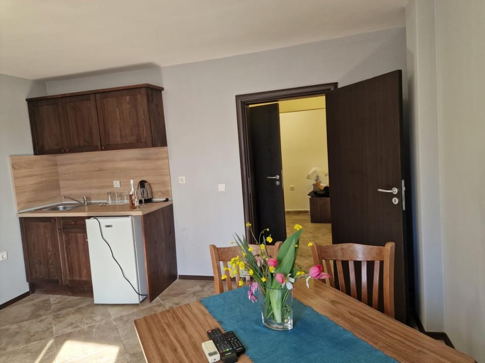 Kitchen or kitchenette, Dining area, pet friendly, stove, wardrobe