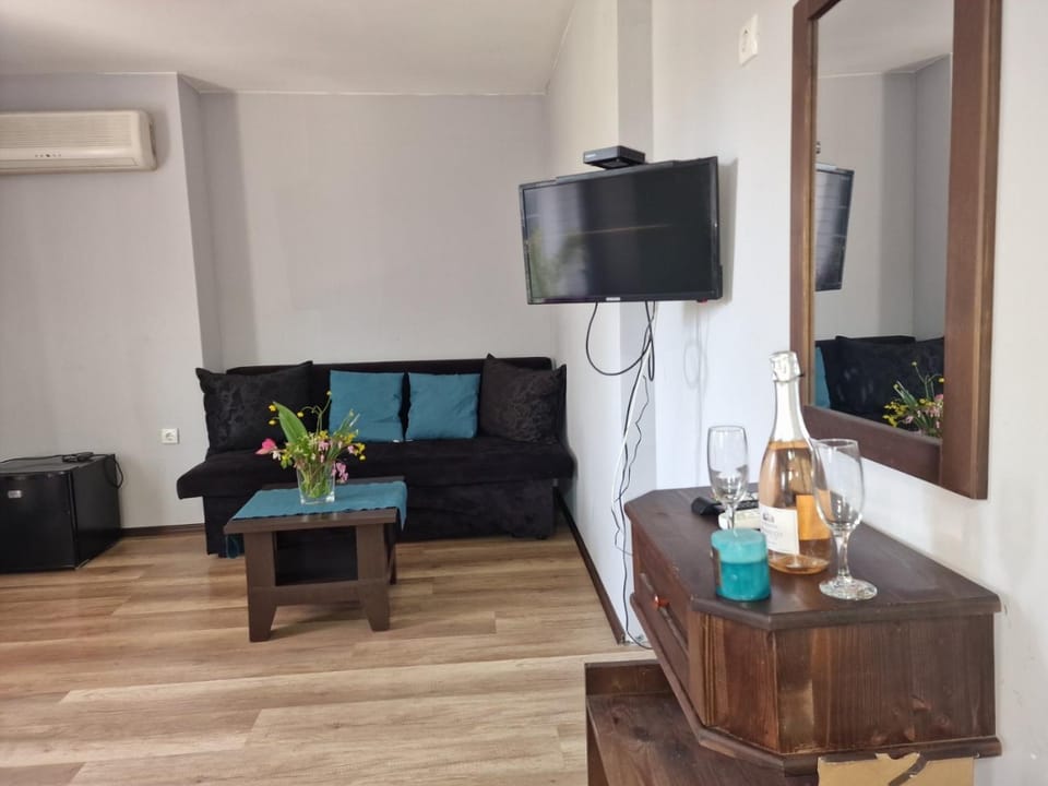 Communal lounge/ TV room, TV and multimedia, Seating area
