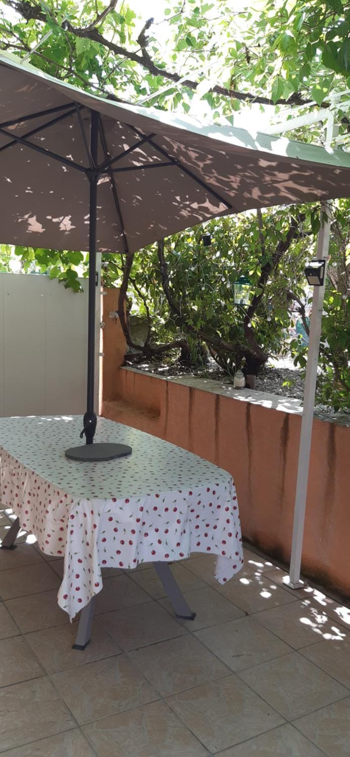 CHEZ VERO - CHAMBRE D'HÔTE PRIVEE CLIMATISEE -SALLE D'EAU INDIVIDUELLE - proche Cassis Calanque Ste Baume Marseille Le Castelet Agora - parking clos - jardin zen et ombragé - Bed and Breakfast in French Riviera