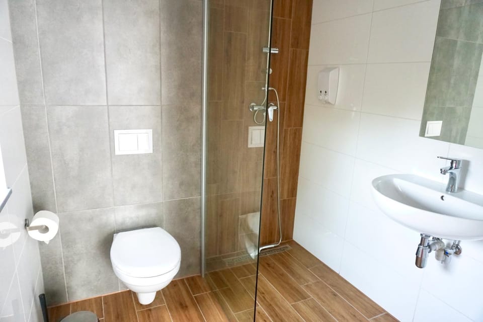 Shower, Toilet