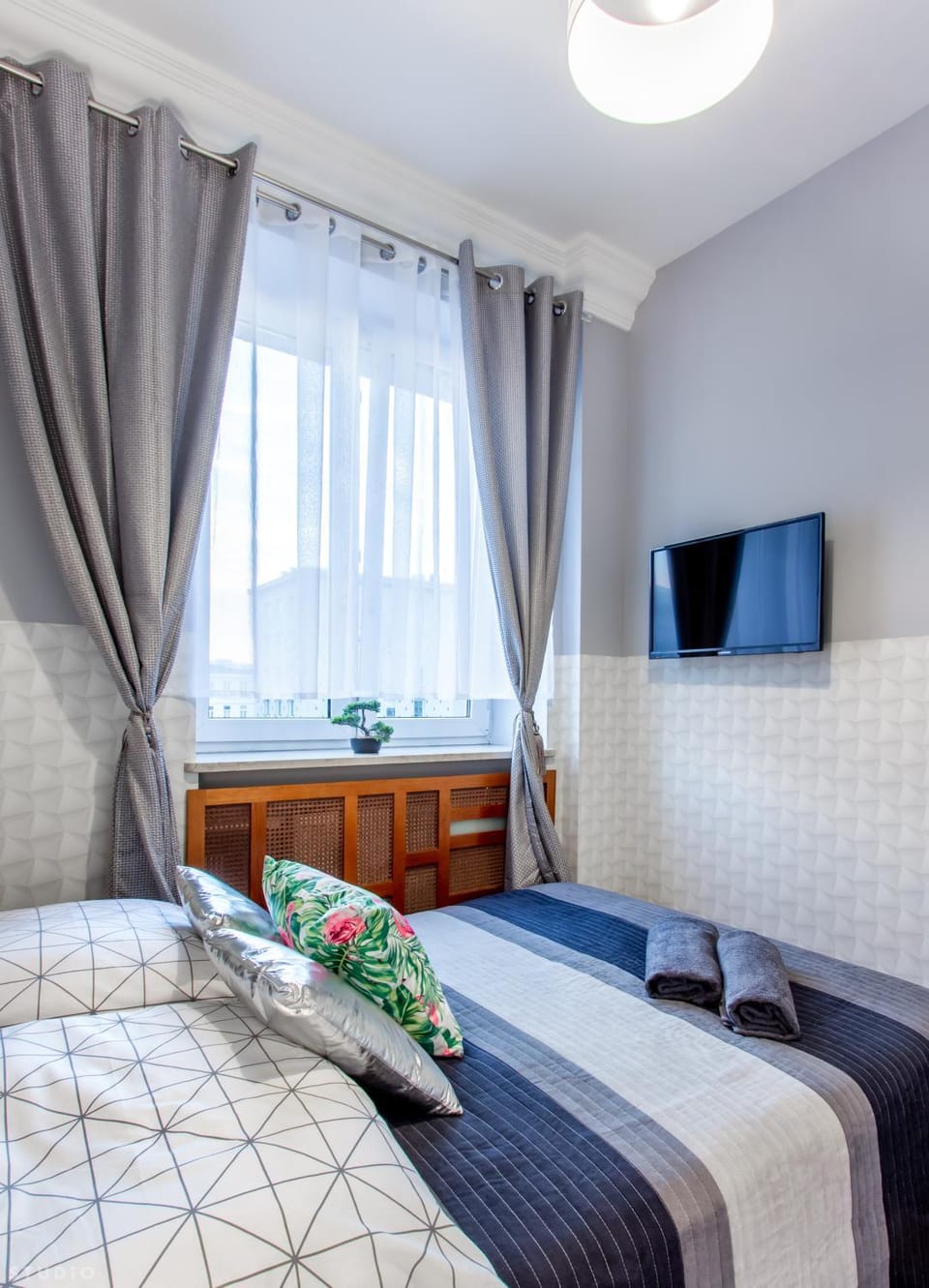 Photo of the whole room, Bedroom
