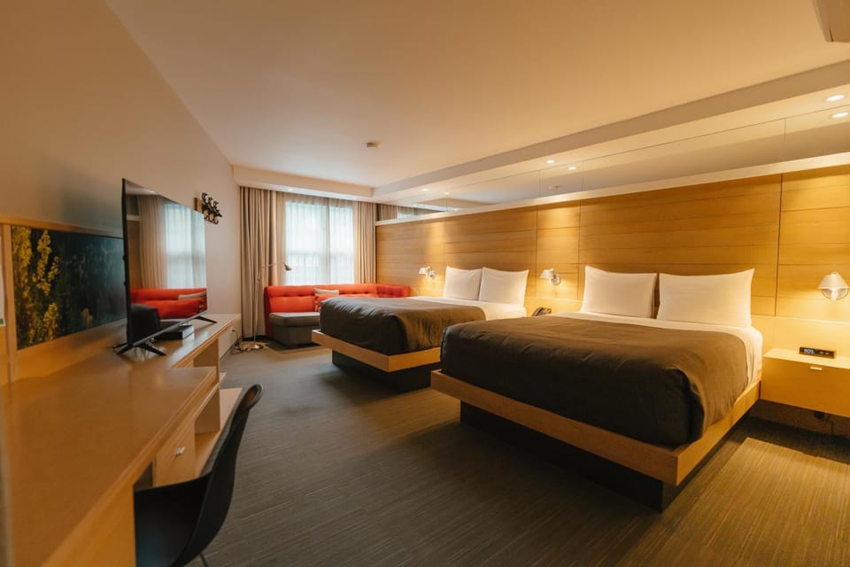 Bed, TV and multimedia, Photo of the whole room, Seating area, Bedroom