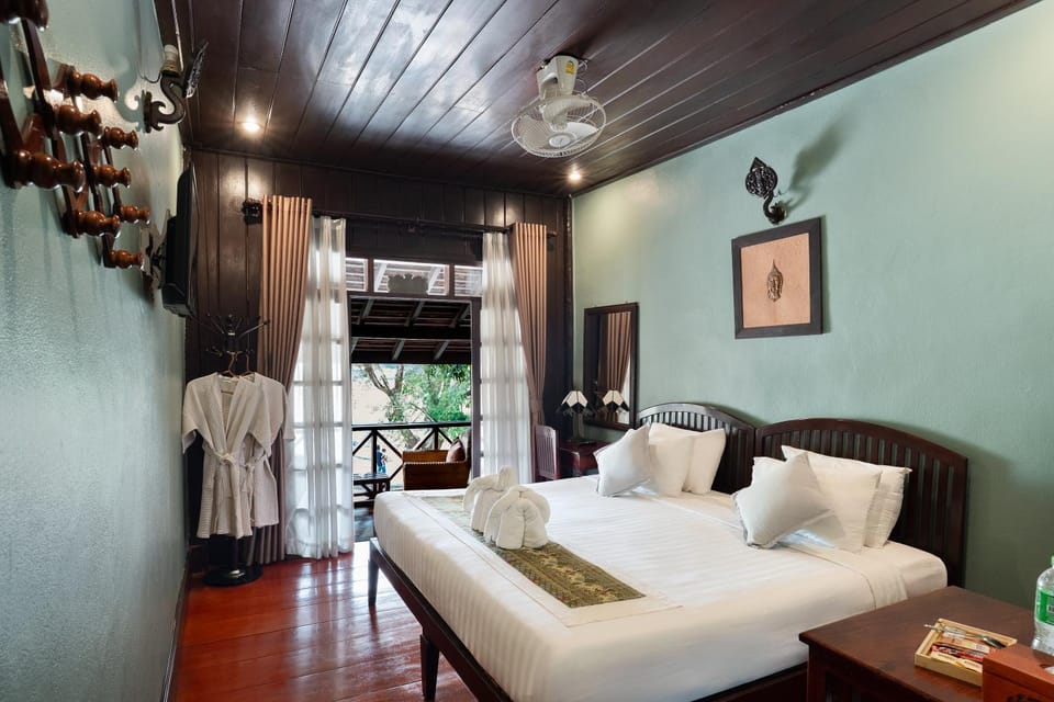 Photo of the whole room, Seating area, Bedroom