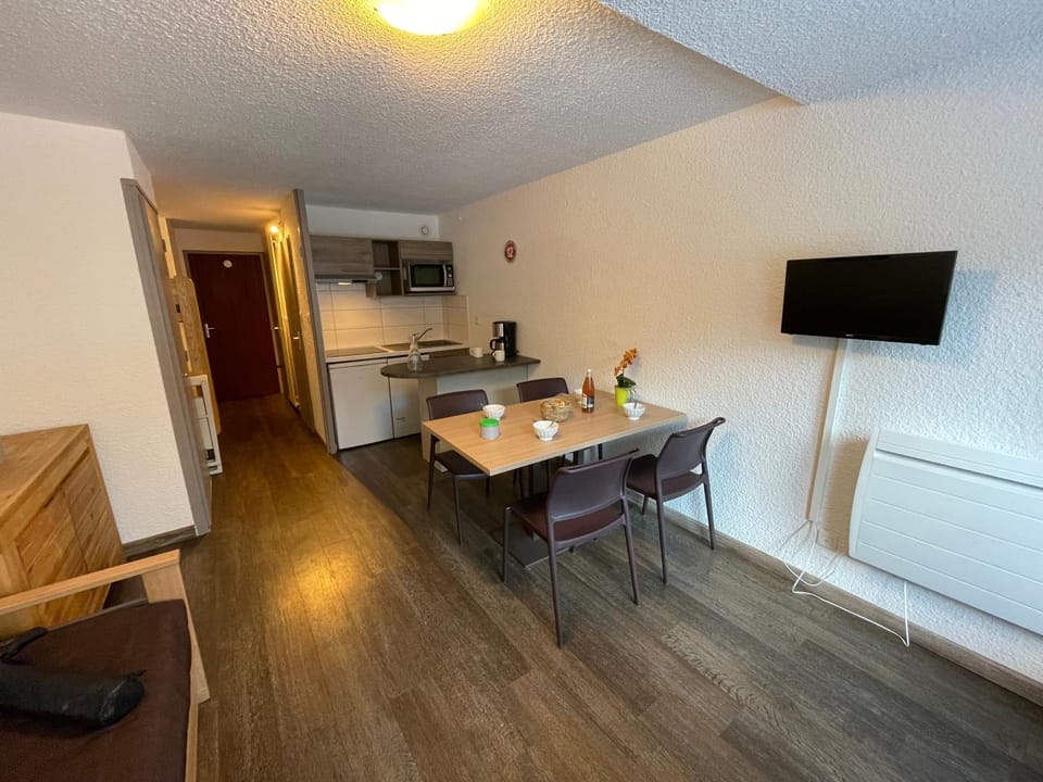 TV and multimedia, Kitchen or kitchenette, Living room, Dining area, stove