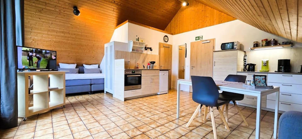 Bed, TV and multimedia, Coffee/tea facilities, Kitchen or kitchenette, Living room, Dining area, Bedroom, stove, stove, towels, towels, kitchen, kitchen