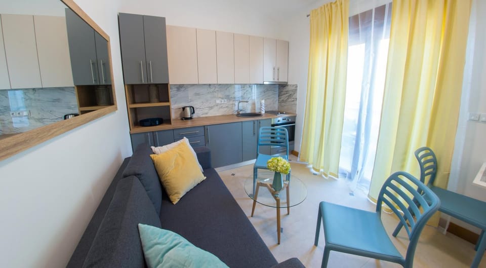 Kitchen or kitchenette, Living room
