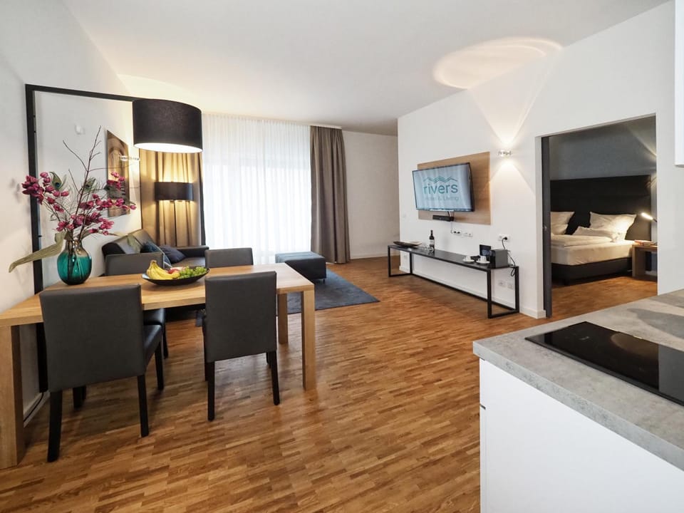 TV and multimedia, Kitchen or kitchenette, Living room, Photo of the whole room, Seating area, Dining area