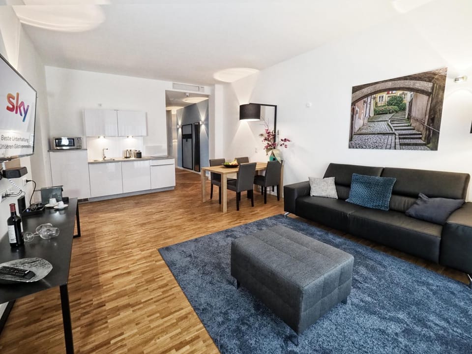 TV and multimedia, Coffee/tea facilities, Kitchen or kitchenette, Living room, Seating area, Dining area, minibar, stove