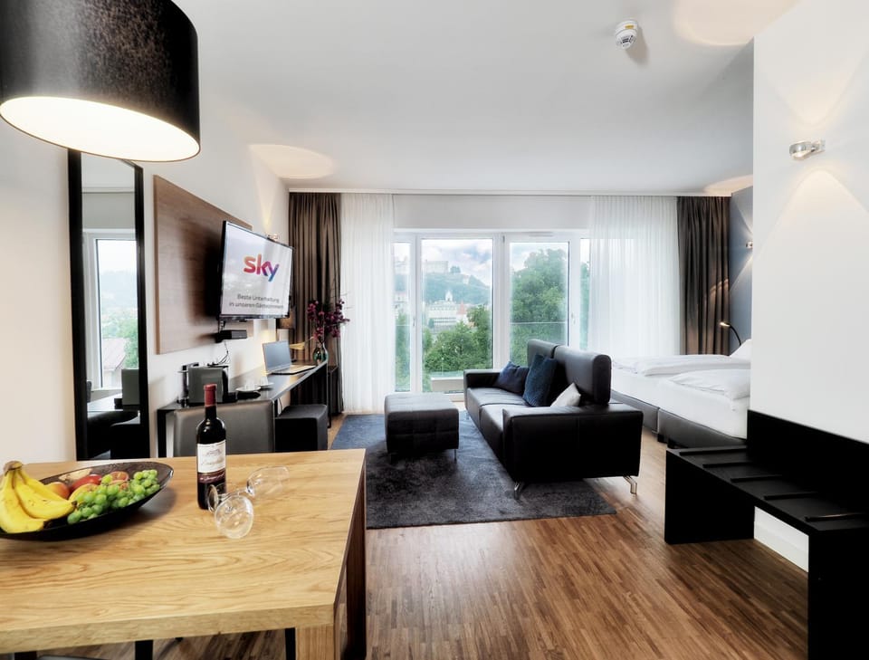TV and multimedia, Living room, Photo of the whole room, Seating area, Dining area