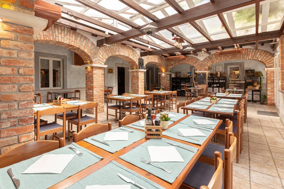 Restaurant/places to eat, Food and drinks, Banquet/Function facilities
