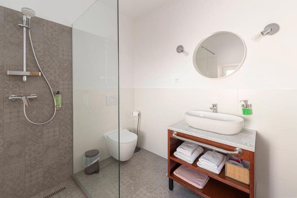Shower, Toilet, Bathroom, towels
