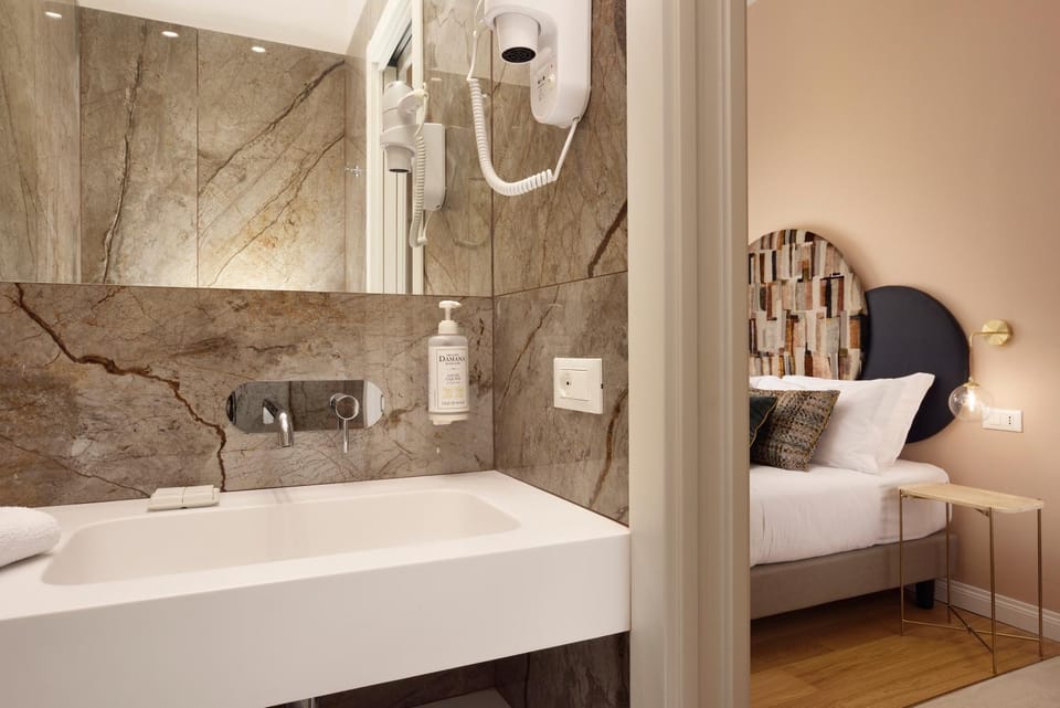 Bed, Bathroom, Photo of the whole room, Bedroom