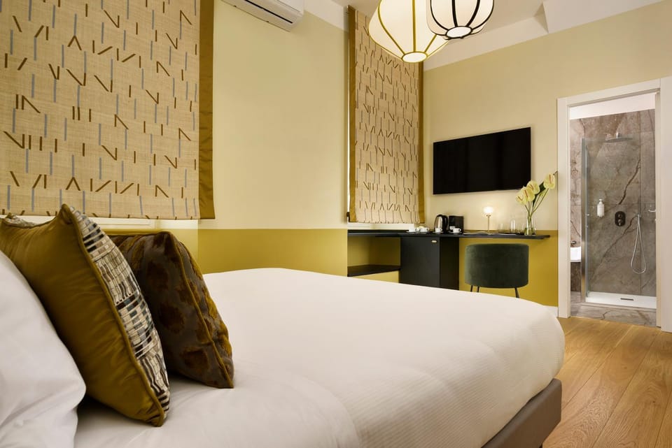 Bed, TV and multimedia, Bedroom