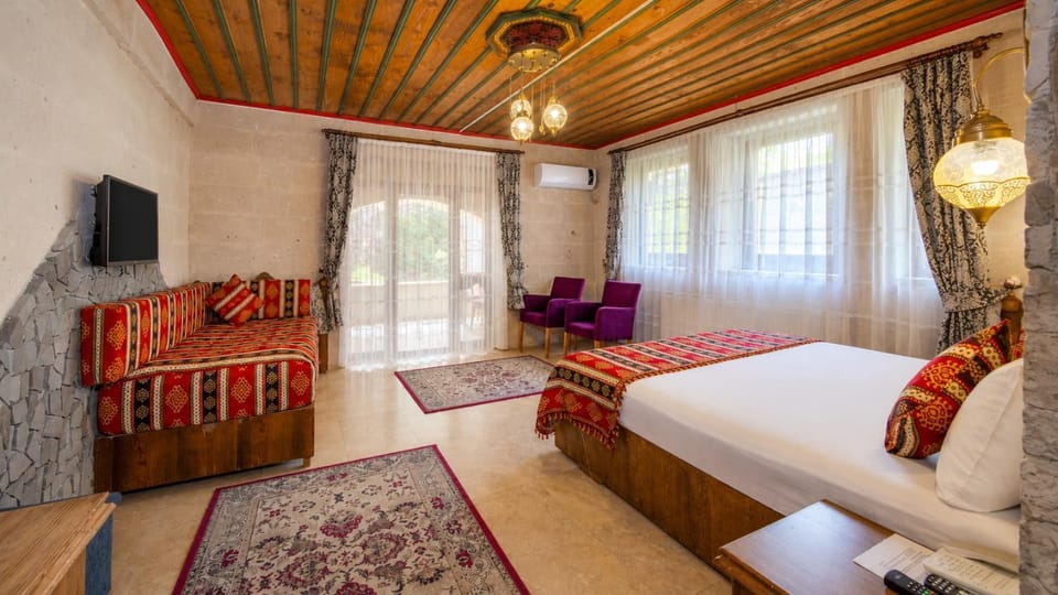 Bed, TV and multimedia, Balcony/Terrace, Seating area, air conditioner