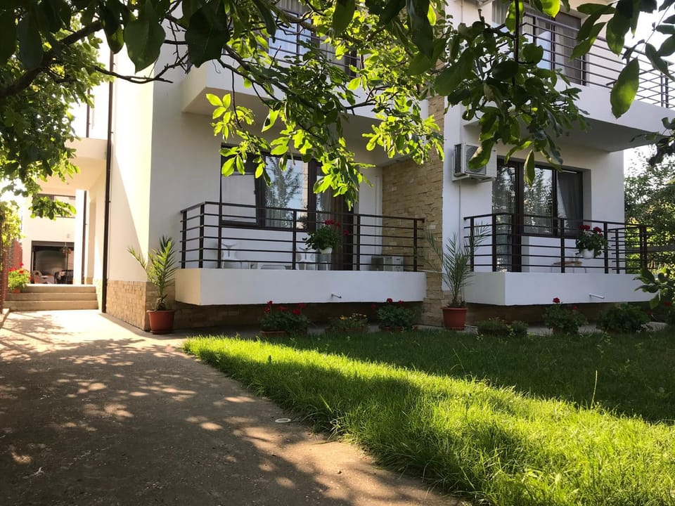 Garden view, Street view