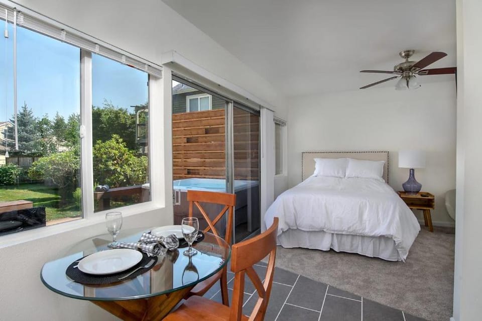 Bed, Garden, Hot Tub, Photo of the whole room, Dining area