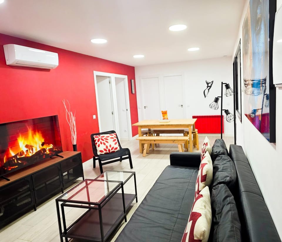 Communal lounge/ TV room, TV and multimedia, Living room, Seating area, Dining area, flat iron