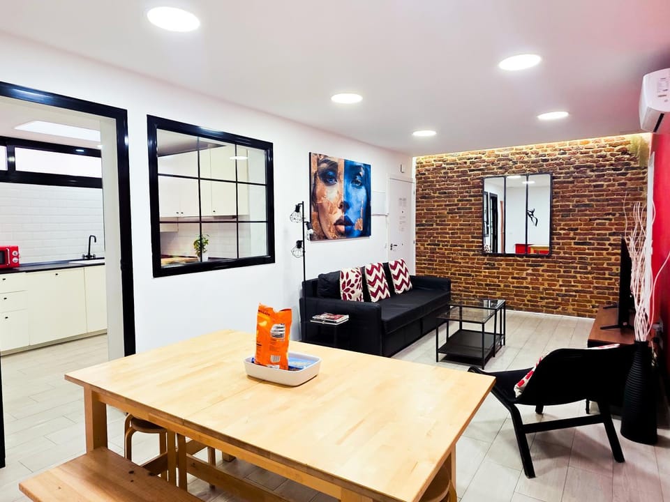 Kitchen or kitchenette, Living room, Seating area, Dining area