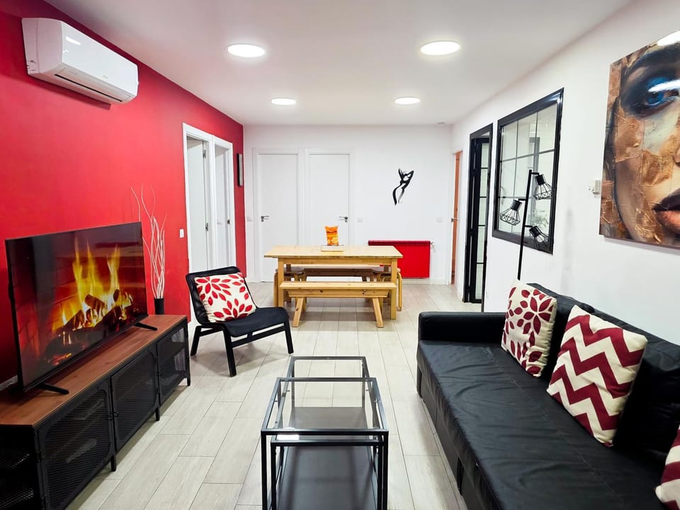 TV and multimedia, Living room, Seating area, Dining area, air conditioner