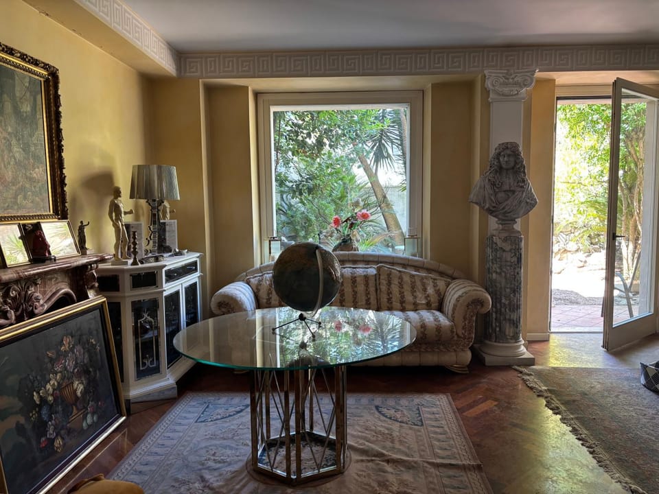 Living room, Seating area