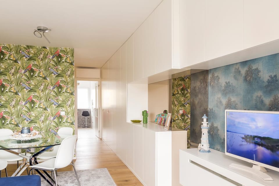 Communal lounge/ TV room, TV and multimedia, Living room, Lobby or reception, Decorative detail, Seating area, Dining area