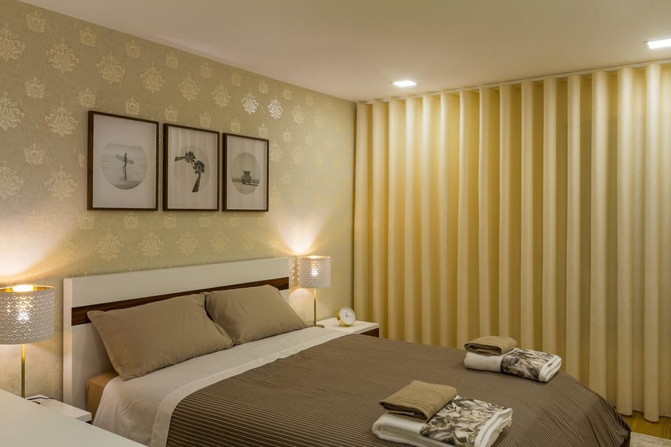 Bed, Night, Photo of the whole room, Decorative detail, Bedroom, towels