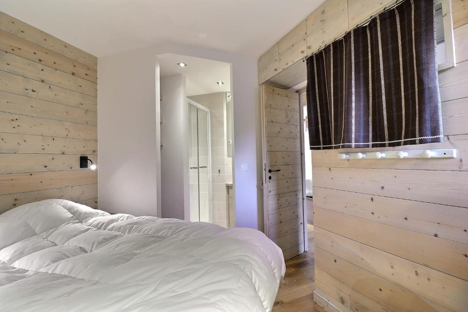 Shower, Bed, Bathroom, Photo of the whole room, Bedroom