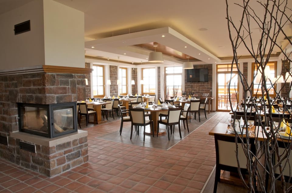 Restaurant/places to eat, Lounge or bar