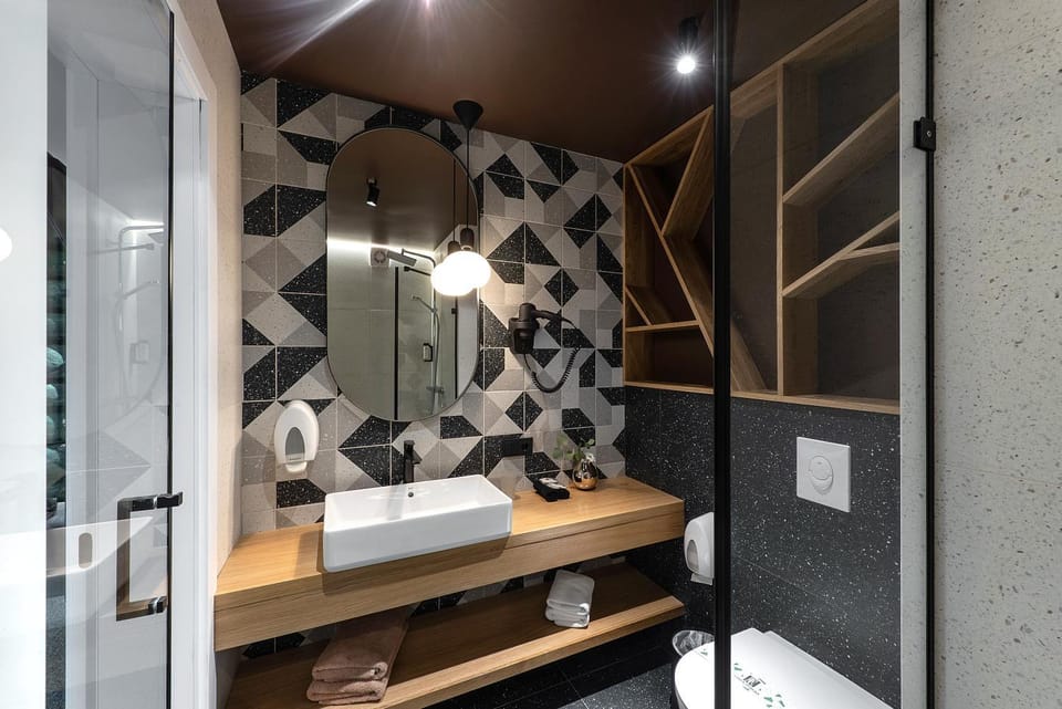 Shower, Toilet
