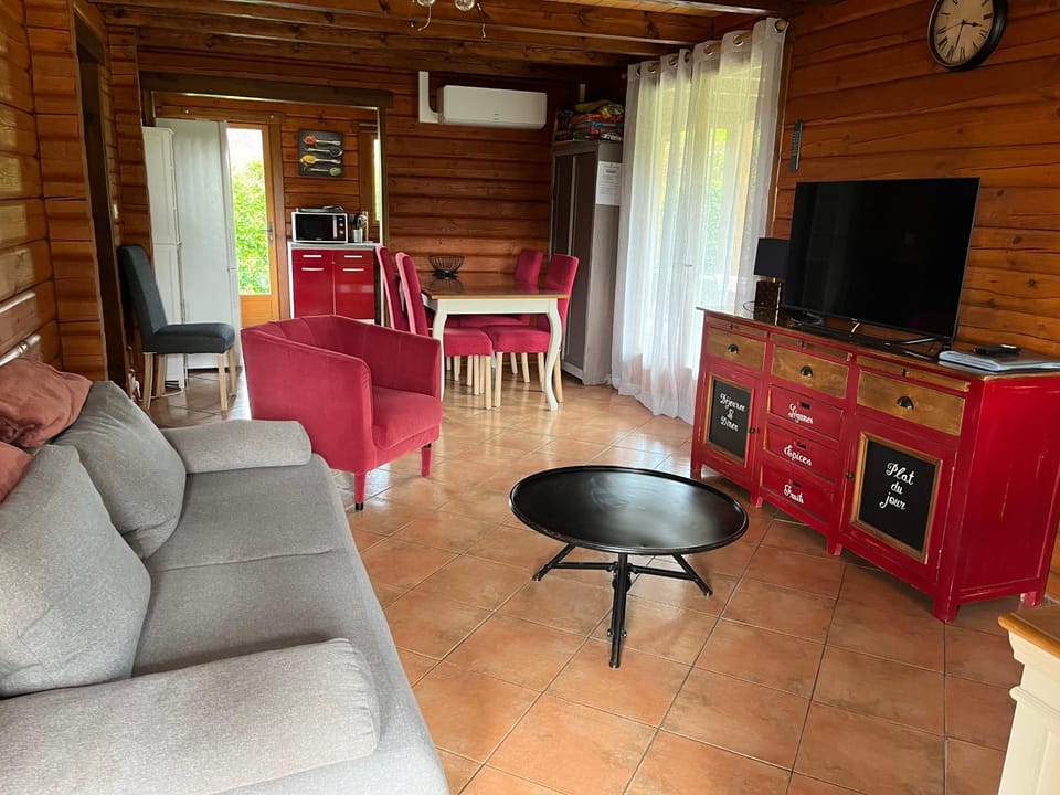 Le Chalet de la Dordogne climatisé Chalet in Occitanie