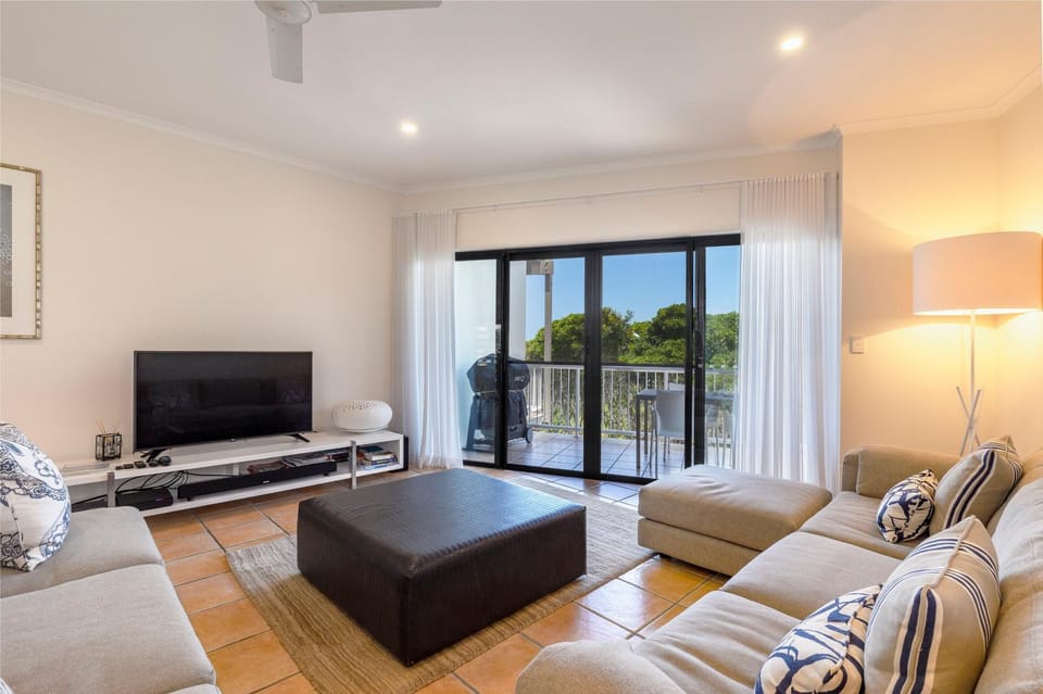 Wake up to ocean views in stylish comfort Apartment in Sunrise Beach