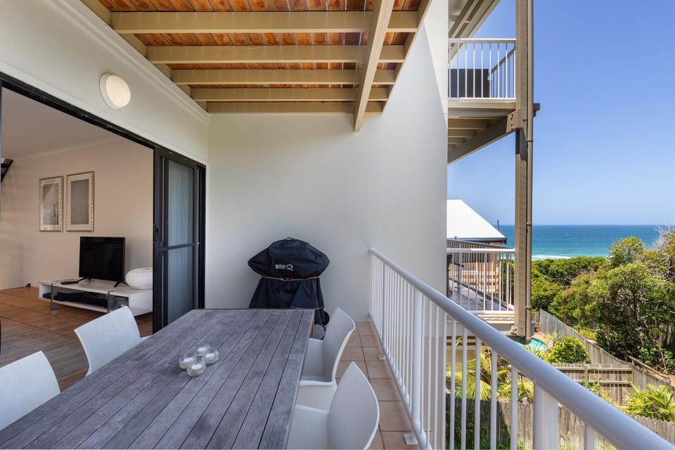 Wake up to ocean views in stylish comfort Apartment in Sunrise Beach