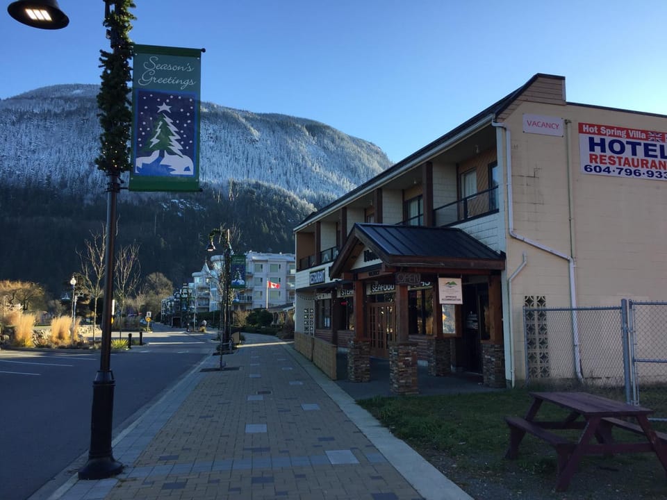 Restaurant/places to eat, Facade/entrance, Winter, Sunrise