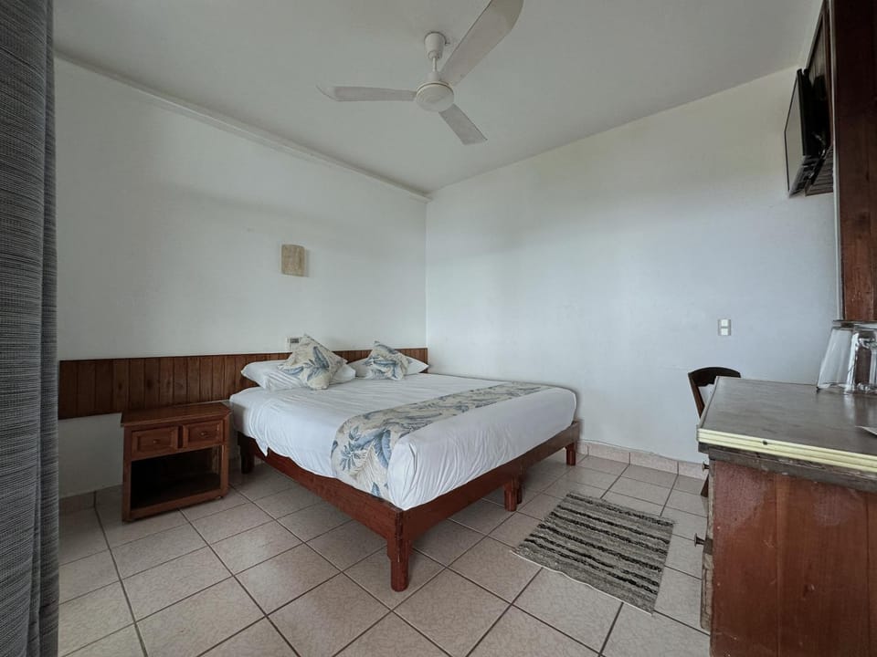 Bed, TV and multimedia, Photo of the whole room, towels