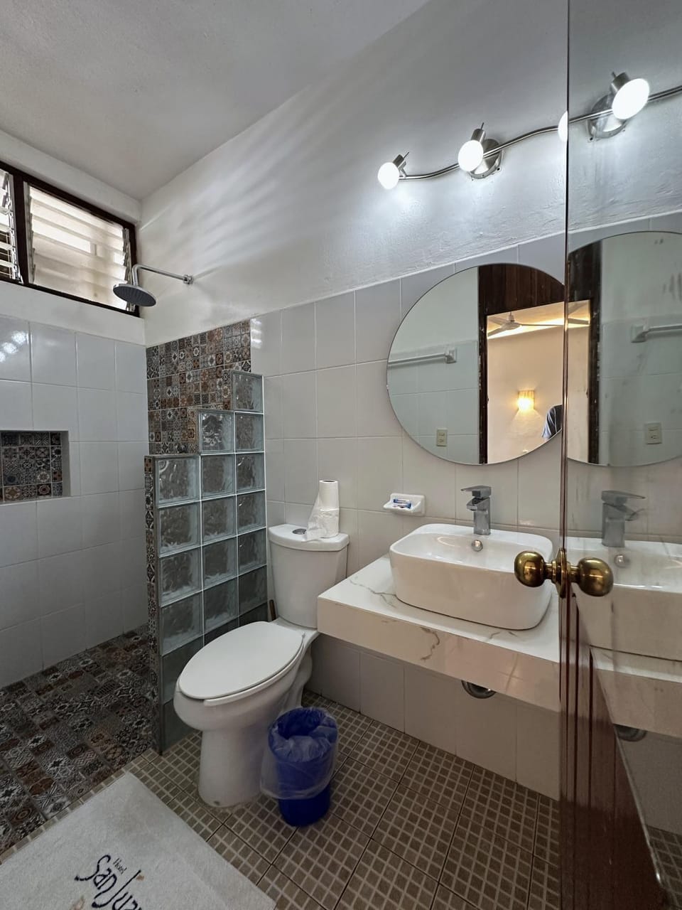 Shower, Toilet, Bathroom, towels