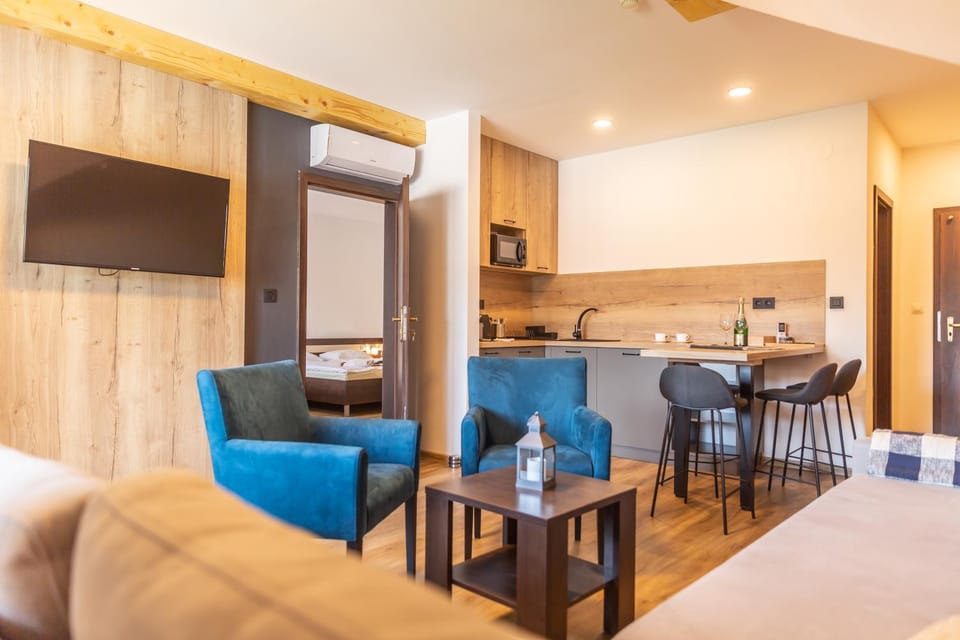 Property building, Bed, TV and multimedia, Kitchen or kitchenette, Living room, Photo of the whole room, Seating area, children, hair dresser, minibar, safe, stove