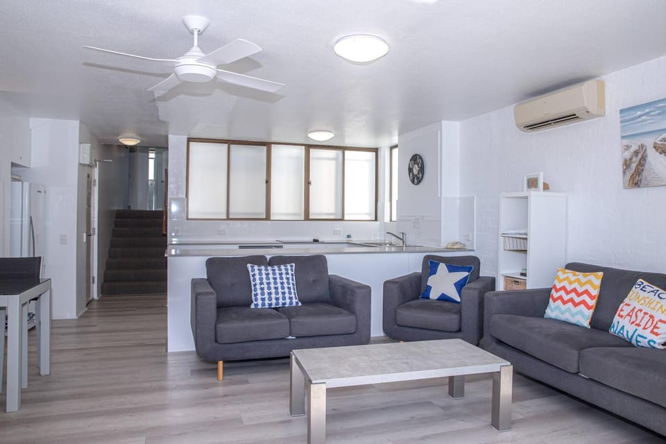 Kitchen or kitchenette, Living room, Seating area, air conditioner