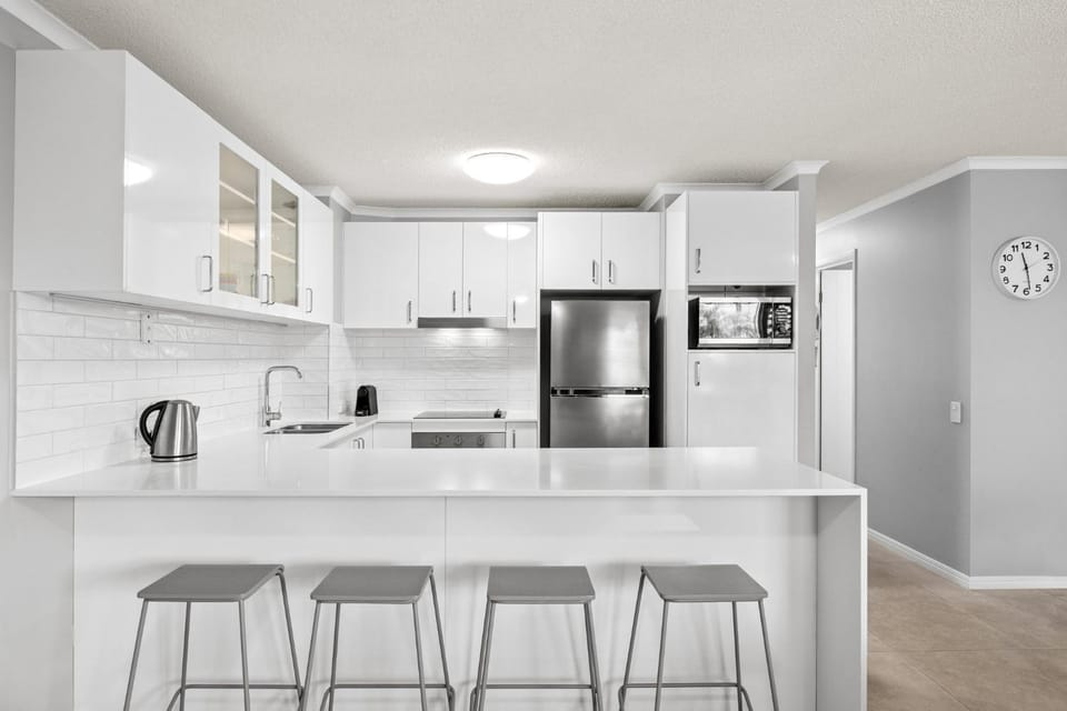 Coffee/tea facilities, dishwasher, oven, stove, toaster, kitchen