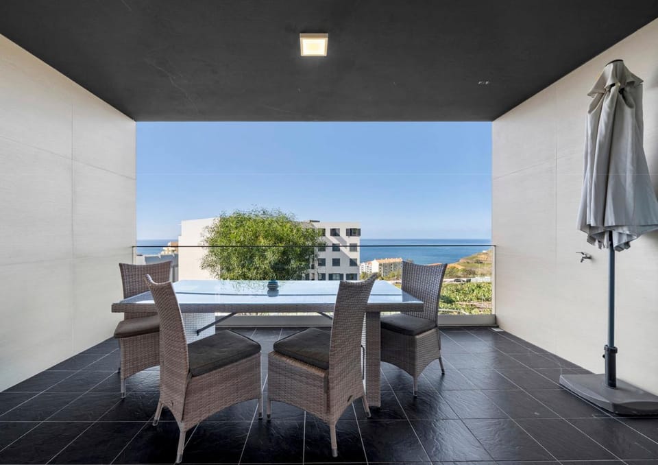 Natural landscape, View (from property/room), Balcony/Terrace, Seating area, Sea view