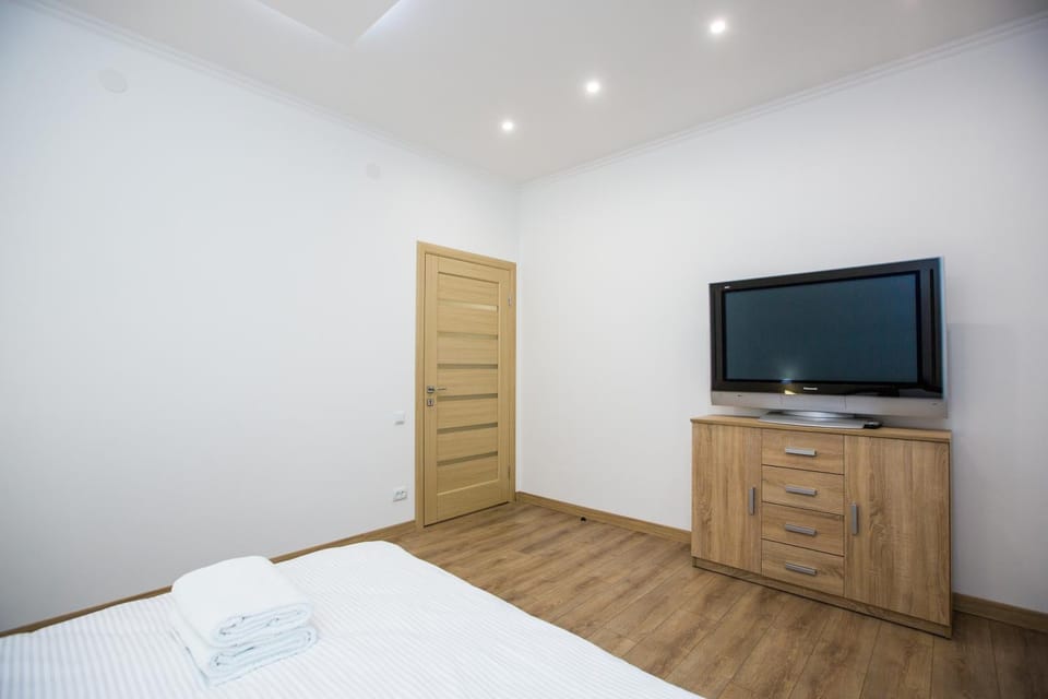 Bed, TV and multimedia, Photo of the whole room, Bedroom