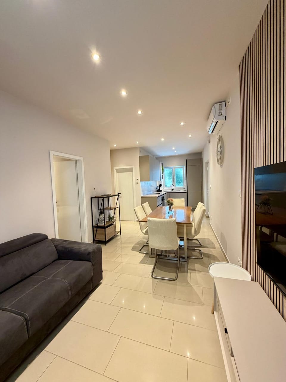 TV and multimedia, Living room, Seating area, Dining area