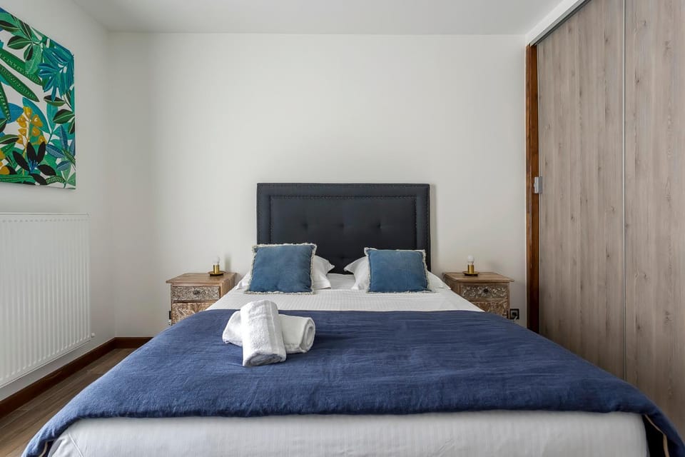 Bed, Bedroom, towels