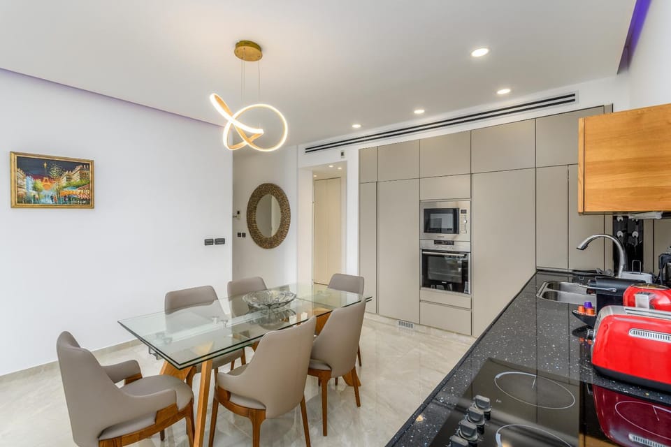Luxury 2bdrm balcony & parking close to the Beach Apartment in Tel Aviv-Yafo