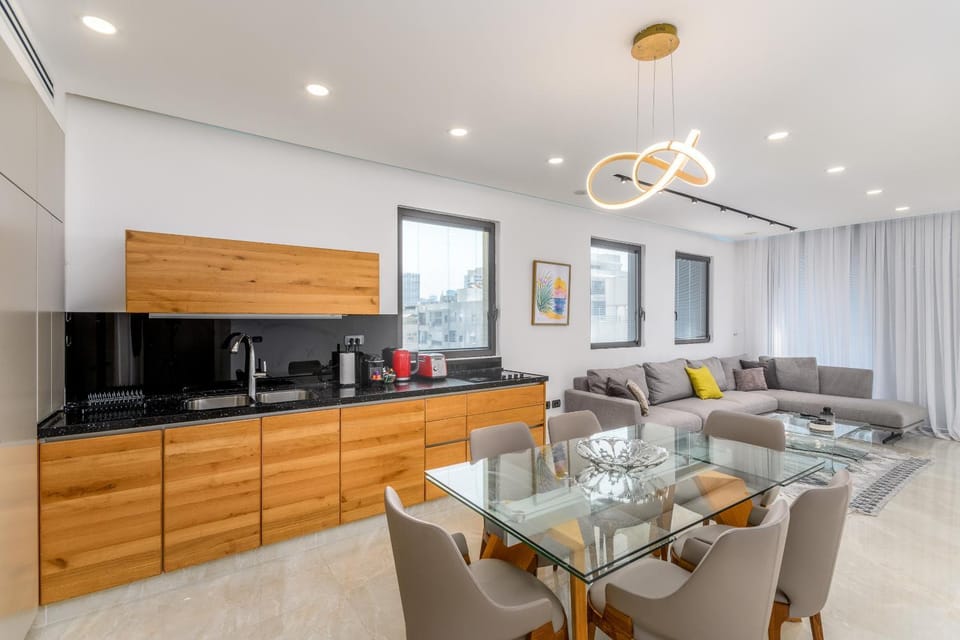 Luxury 2bdrm balcony & parking close to the Beach Apartment in Tel Aviv-Yafo