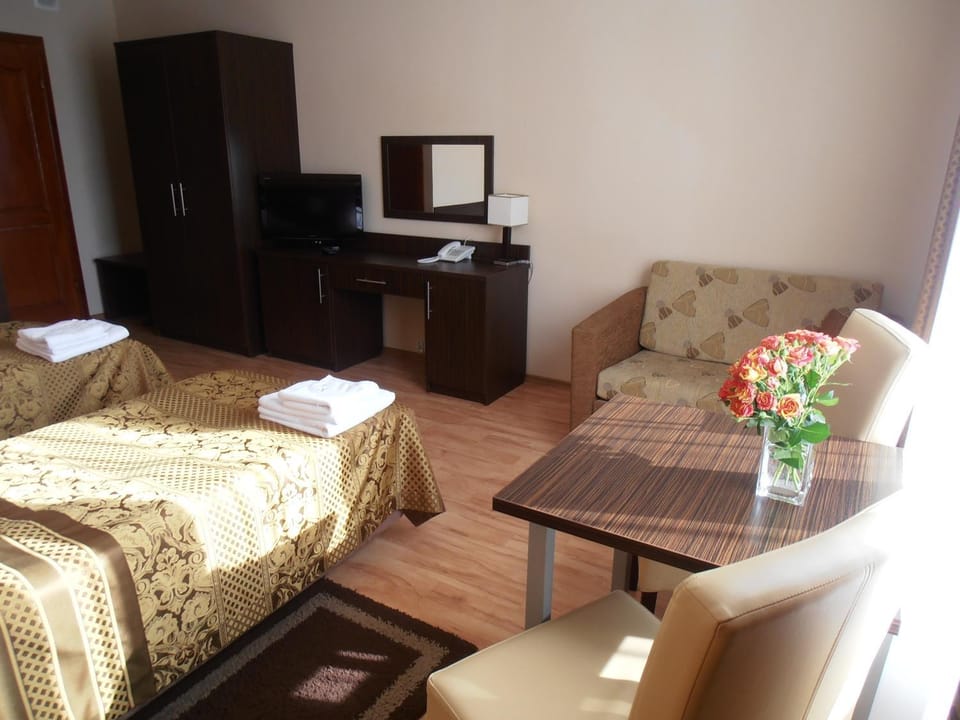 Bed, Seating area