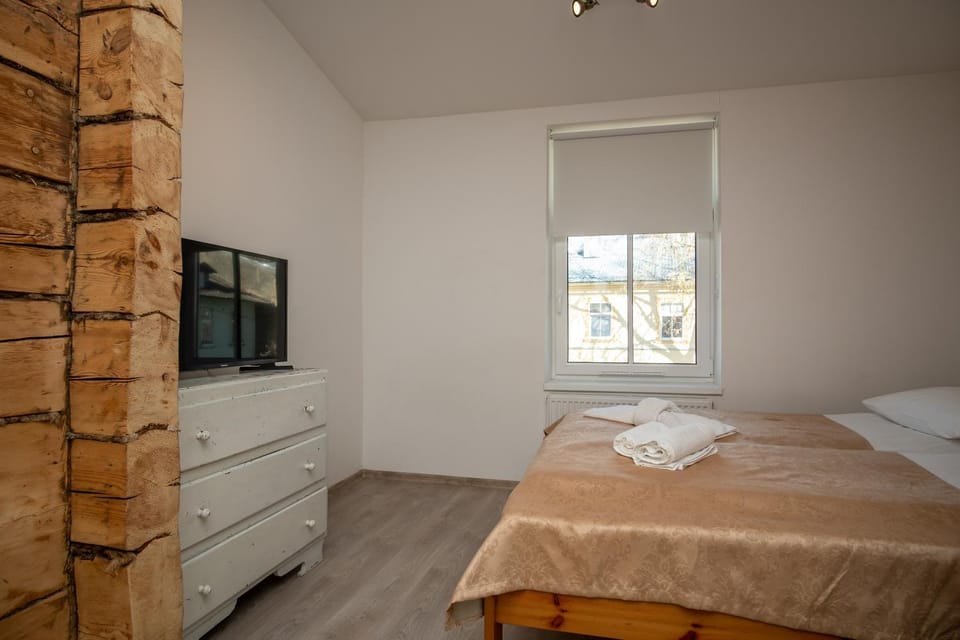 Bed, TV and multimedia, Bedroom