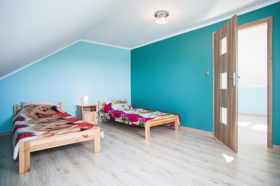 Bed, Other, Other, Other, Photo of the whole room, Decorative detail, Decorative detail, Bedroom, towels